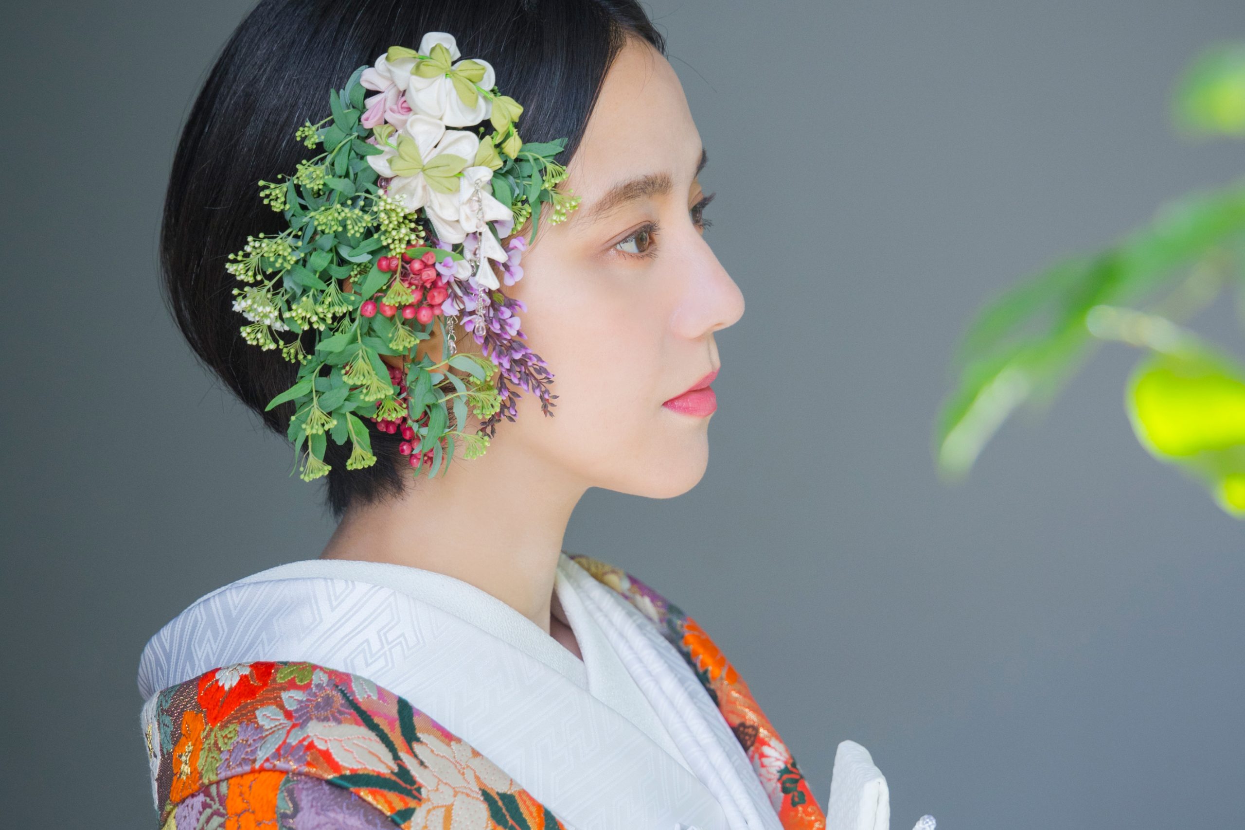 BLENDAの婚礼和装は、クラシカル。
白無垢、色打掛、引き振袖も「古典やアンティーク」のものにこだわって、少しずつコレクションしています。
洗い張りやお直しをして、お着物に新たな息吹を吹き込み、大切に大切にしています。
なぜなら、過去数十年、また百年近くも大切に受け継がれた日本の伝統美や意匠は、今では真似の出来ない貴重なもの。
ぜひ日本の伝統美である「花嫁姿」を一度纏ってみてください。
